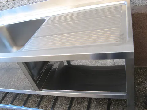 Nábytok, stolíky, lampy, konzoly, doplnky ku grilom – ukážka 8