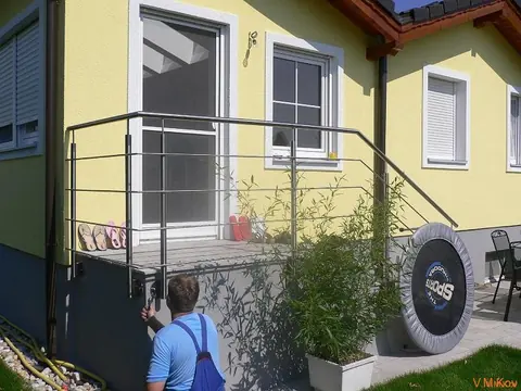Terasové zábradlie s vodorovnými priečkami