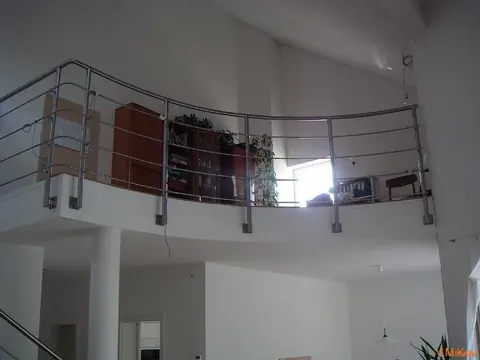 Vnútorné zábradlie kombinované s efektovými svetlami (ešte nenamontovanými)