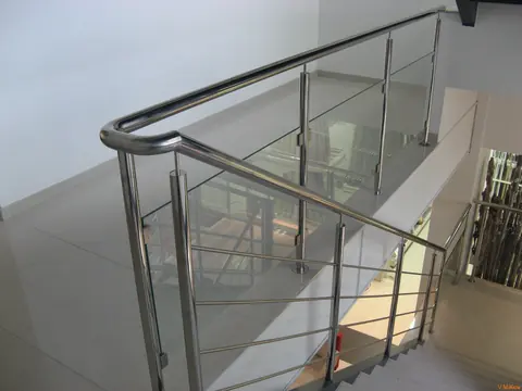 Vnútorné zábradlie, zrkadlovo leštené
