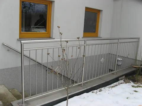 Nerezové zábradlie so zvislou výplňou
