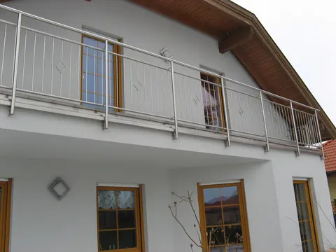 Balkónové zábradlie so zvislou výplňou